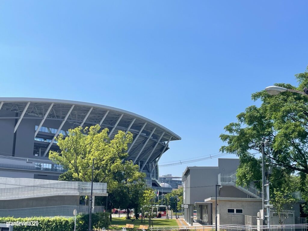 西側の土手からみたエディオンピースウイング広島。青空に映えるスタジアム。最高ですね!