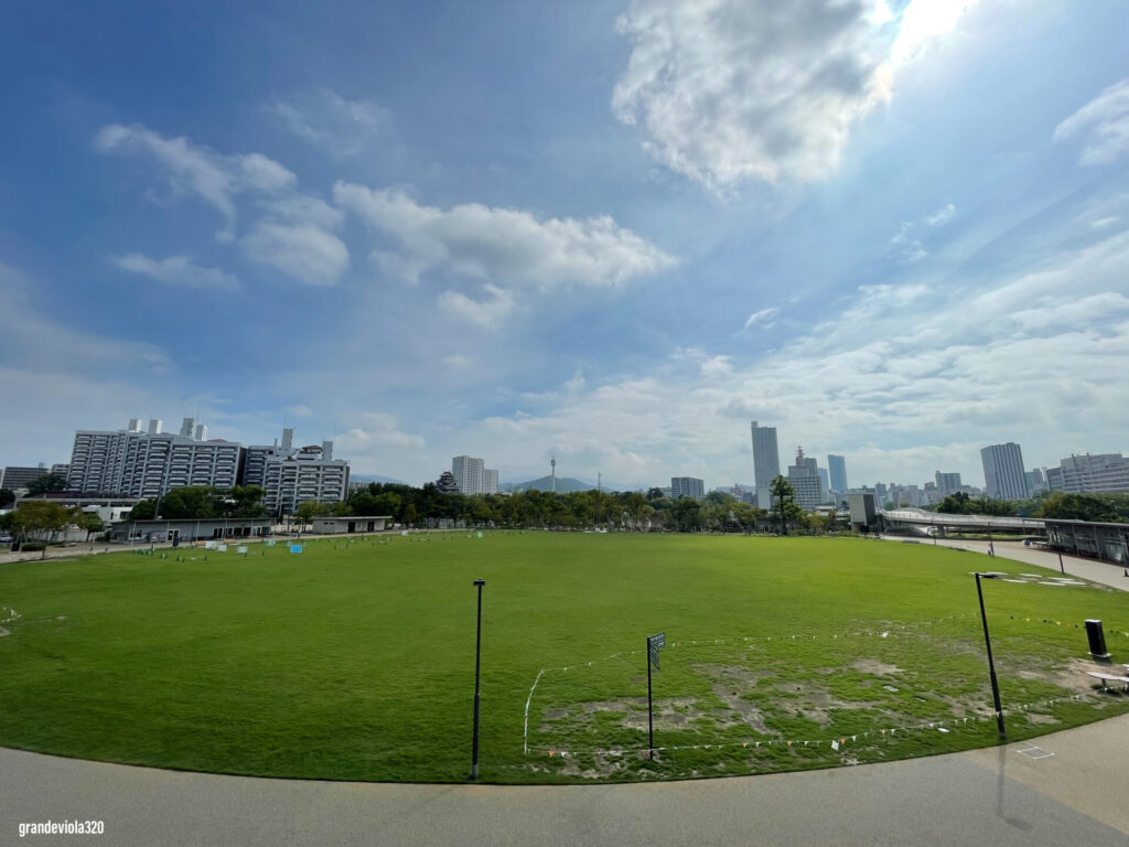 傷みがひどい部分を重点的に修復中のひろしまスタジアムパークの芝生広場