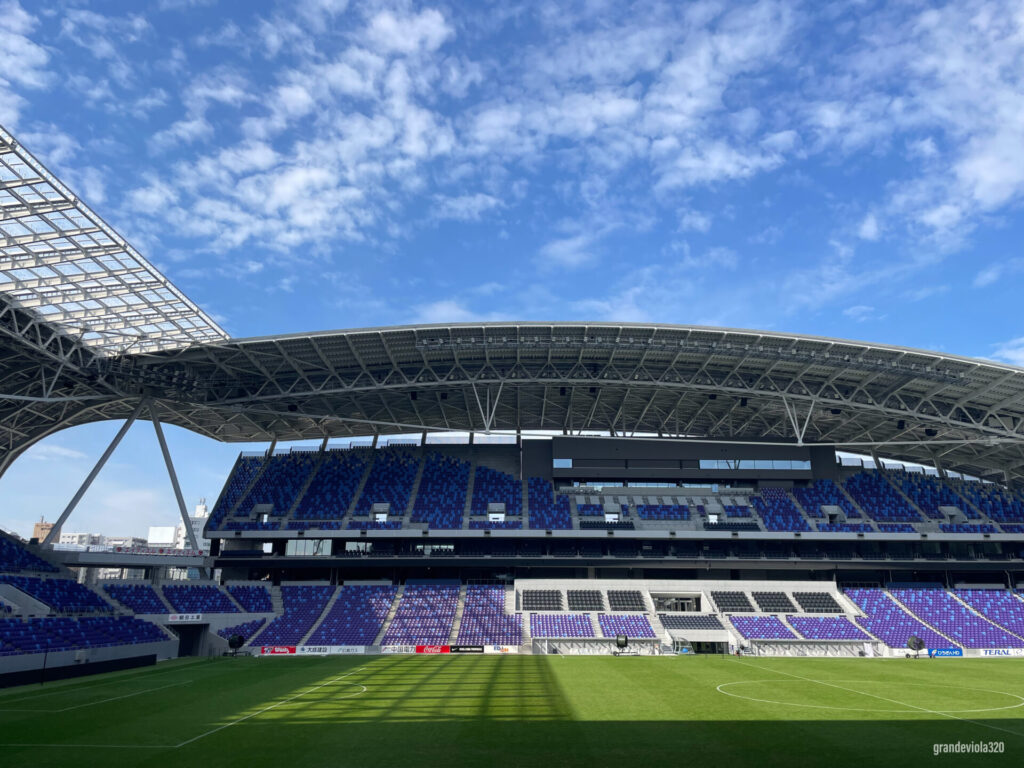 「三矢の訓」→ 弓・弦・矢のように、張弦梁構造で軽やかに支えているエディオンピースウイング広島の屋根